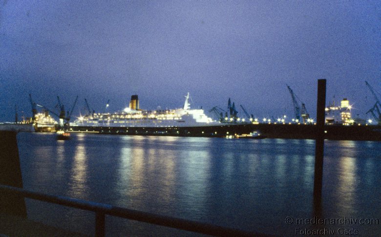um 1979. Hamburger Hafen. Schiffe. Fluss Elbe. Nachtaufnahmen