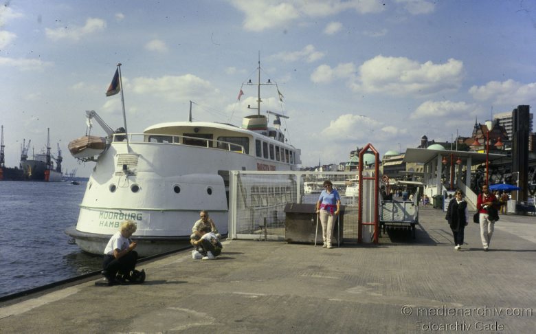 1979. Hamburger Hafen. Landungsbrücken. Schiffe. Fluss Elbe