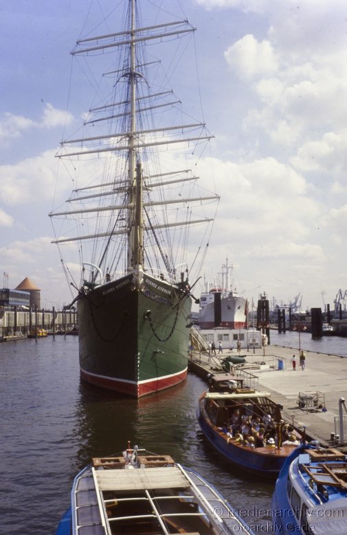 1979. Hamburger Hafen. Landungsbrücken. Fluss Elbe. Rickmer Rickmers. Windjammer. Segelboot. Schiff