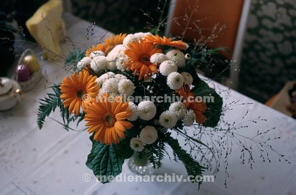 1986. Blumenstrauß auf einem Tisch