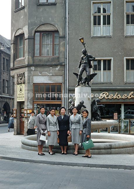 1958. Nordrhein-Westfalen. Bonn. Koreanerinnen, vermutlich zu Gast beim Deutschen Roten Kreuz. Martinsbrunnen