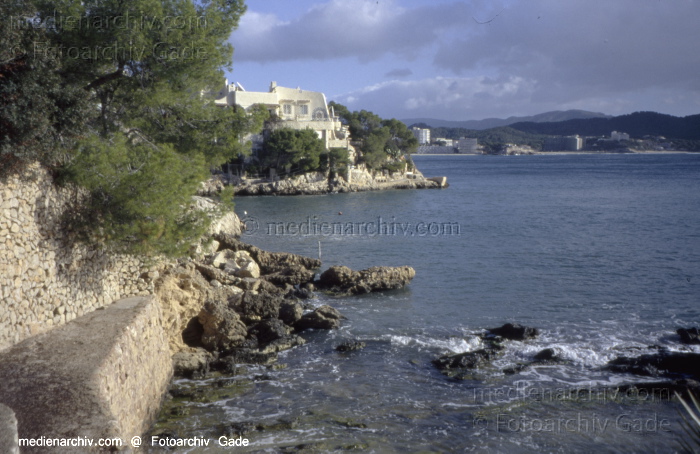 Spanien. Mallorca. Cala Fornells
2005. Spanien.  Balerarische Inseln. Mallorca. Cala Fornells - Spain. Balearic Islands. Majorca. Mallorca - España.  Archipiélago Balear
Schlüsselwörter: 2005;Balearen;Balearic Islands;Balearische Inseln;Baltic Sea;Cala Fornells;Coast;Küste;Majorca;Mallorca;Meer;Mittelmeer;Spain;Spanien