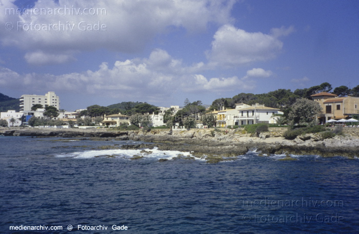 Spanien. Mallorca. Cala Millor
2005. Spanien. Balerarische Inseln. Mallorca. Cala Millor - 
Spain. Balearic Islands. Majorca. Mallorca - España.  Archipiélago Balear
Schlüsselwörter: 2005;Balearen;Balearic Islands;Balearische Inseln;Baltic Sea;Cala Millor;Coast;Küste;Majorca;Mallorca;Meer;Mittelmeer;Spain;Spanien