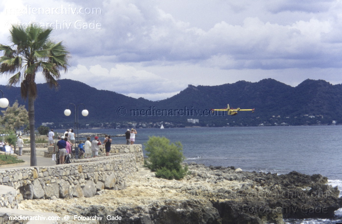 Spanien. Mallorca. Cala Millor
2005. Spanien.  Balerarische Inseln. Mallorca. Cala Millor. Wasserflugzeug - Spain. Balearic Islands. Majorca. Mallorca - España.  Archipiélago Balear
Schlüsselwörter: 2005;Balearen;Balearic Islands;Balearische Inseln;Baltic Sea;Cala Millor;Coast;Flugzeug;Küste;Majorca;Mallorca;Meer;Mittelmeer;Spain;Spanien;Wasserflugzeug