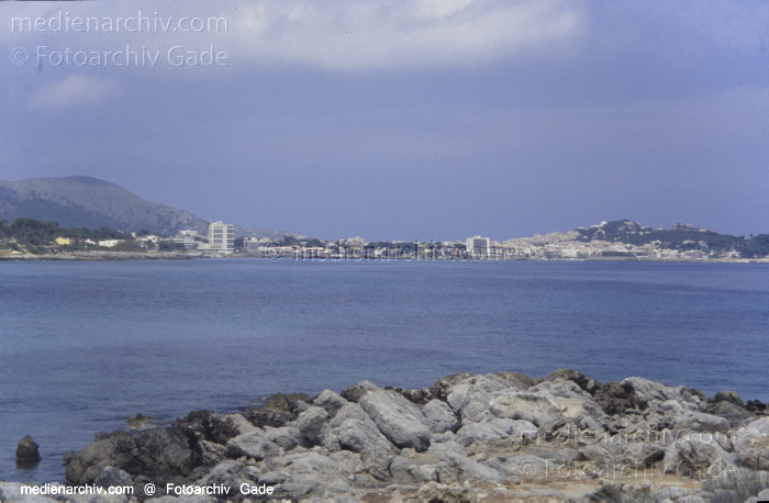 Spanien. Mallorca. Cala Millor
2005. Spanien. Balerarische Inseln. Mallorca. Cala Millor - 
Spain. Balearic Islands. Majorca. Mallorca - España.  Archipiélago Balear
Schlüsselwörter: 2005;Balearen;Balearic Islands;Balearische Inseln;Baltic Sea;Cala Millor;Coast;Küste;Majorca;Mallorca;Meer;Mittelmeer;Spain;Spanien