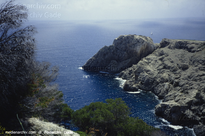 Spanien. Mallorca. Cale Ratjada. Mittelmeerküste
2005. Spanien. Balerarische Inseln. Mallorca. Cale Ratjada. Mittelmeerküste - Spain. Balearic Islands. Majorca. Mallorca - España.  Archipiélago Balear
Schlüsselwörter: 2005;Balearen;Balearic Islands;Balearische Inseln;Baltic Sea;Cala Ratjada;Coast;Küste;Majorca;Mallorca;Meer;Mittelmeer;Spain;Spanien