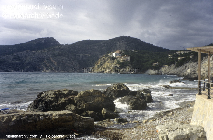 Spanien. Mallorca. Camp de Mar
2005. Spanien.  Balerarische Inseln. Mallorca. Camp de Mar - Spain. Balearic Islands. Majorca. Mallorca - España.  Archipiélago Balear
Schlüsselwörter: 2005;Balearen;Balearic Islands;Balearische Inseln;Baltic Sea;Camp de Mar;Coast;Küste;Majorca;Mallorca;Meer;Mittelmeer;Spain;Spanien