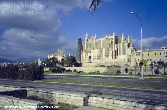 Spanien. Mallorca. Palma
2005. Spanien. Balerarische Inseln. Mallorca. Palma. Kathedrale der Heiligen Maria - Spain. Balearic Islands. Majorca. Mallorca - España.  Archipiélago Balear
Schlüsselwörter: 2005;Balearen;Balearic Islands;Balearische Inseln;La Seu;Majorca;Mallorca;Palma;Spain;Spanien
