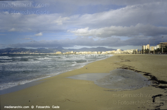 Spanien. Mallorca. Palma
2005. Spanien. Balerarische Inseln. Mallorca. Palma. Strand. Mittelmeer - Spain. Balearic Islands. Majorca. Mallorca - España.  Archipiélago Balear
Schlüsselwörter: 2005;Balearen;Balearic Islands;Balearische Inseln;Baltic Sea;beach;Coast;Küste;Majorca;Mallorca;Meer;Mittelmeer;Palma;Playa;Spain;Spanien;Strand