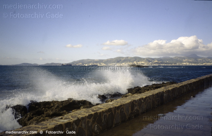Spanien. Mallorca. Palma. Wellen im Meer
2005. Spanien. Balerarische Inseln. Mallorca. Palma. Mittelmeer. Wellen  - Spain. Balearic Islands. Majorca. Mallorca - España.  Archipiélago Balear
Schlüsselwörter: 2005;Balearen;Balearic Islands;Balearische Inseln;Baltic Sea;Coast;Küste;Majorca;Mallorca;Meer;Mittelmeer;Palma;Spain;Spanien;waves;Wellen