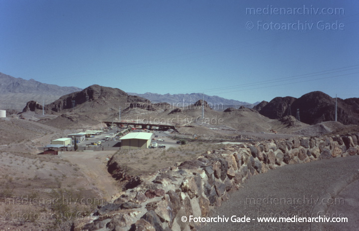 USA. Arizona - Nevada. Hoover Dam
2004. USA. Arizona - Nevada. Hoover Dam. Boulder Dam. Hoover Talsperre. Staudamm
Schlüsselwörter: 2004;Arizona;Boulder Dam;Hoover Dam;Hoover Talsperre;Nevada;United States of America;USA;Vereinige Staaten von Amerika