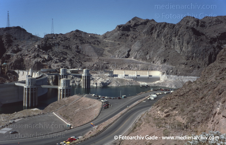 USA. Arizona - Nevada. Hoover Dam
2004. USA. Arizona - Nevada. Hoover Dam. Boulder Dam. Hoover Talsperre. Staudamm
Schlüsselwörter: USA;Vereinige Staaten von Amerika;United States of America;Arizona;Nevada;2004;Hoover Dam;Hoover Talsperre;Boulder Dam