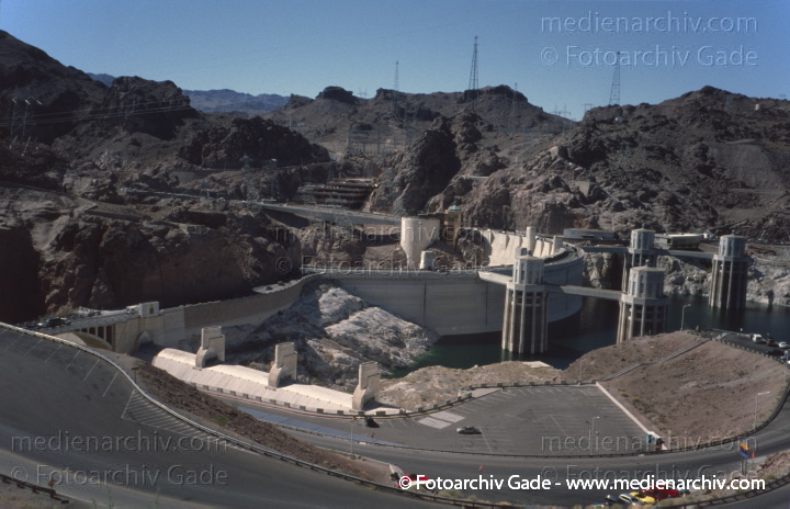 USA. Arizona - Nevada. Hoover Dam
2004. USA. Arizona - Nevada. Hoover Dam. Boulder Dam. Hoover Talsperre. Staudamm
Schlüsselwörter: USA;Vereinige Staaten von Amerika;United States of America;Arizona;Nevada;2004;Hoover Dam;Hoover Talsperre;Boulder Dam
