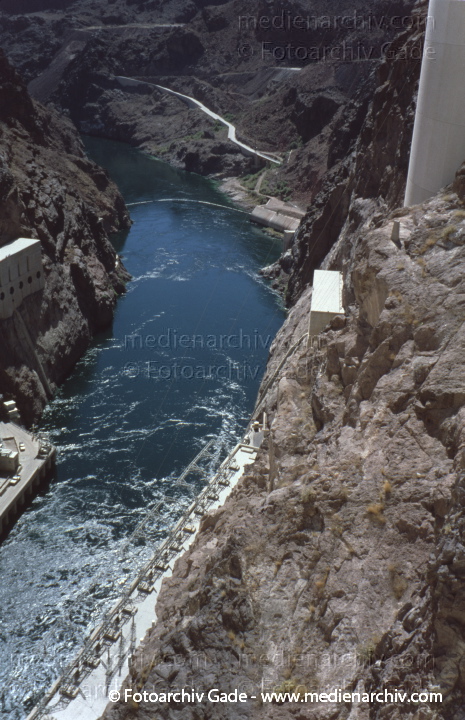 USA. Arizona - Nevada. Hoover Dam
2004. USA. Arizona - Nevada. Hoover Dam. Boulder Dam. Hoover Talsperre. Staudamm
Schlüsselwörter: USA;Vereinige Staaten von Amerika;United States of America;Arizona;Nevada;2004;Hoover Dam;Hoover Talsperre;Boulder Dam