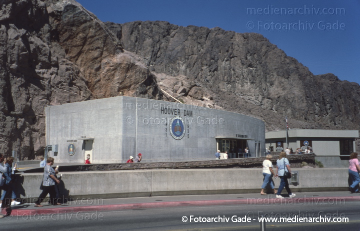 USA. Arizona - Nevada. Hoover Dam
2004. USA. Arizona - Nevada. Hoover Dam. Boulder Dam. Hoover Talsperre. Staudamm
Schlüsselwörter: 2004;Arizona;Boulder Dam;Hoover Dam;Hoover Talsperre;Nevada;United States of America;USA;Vereinige Staaten von Amerika