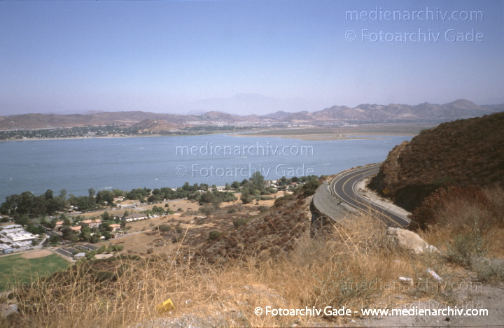 Kalifornien. Lake Elsinore
2001. USA. Kalifornien. Lake Elsinore. California
Schlüsselwörter: 2001;California;Kalifornien;Lake Elsinore;Nordamerika;USA;Vereinigte Staaten von Amerika