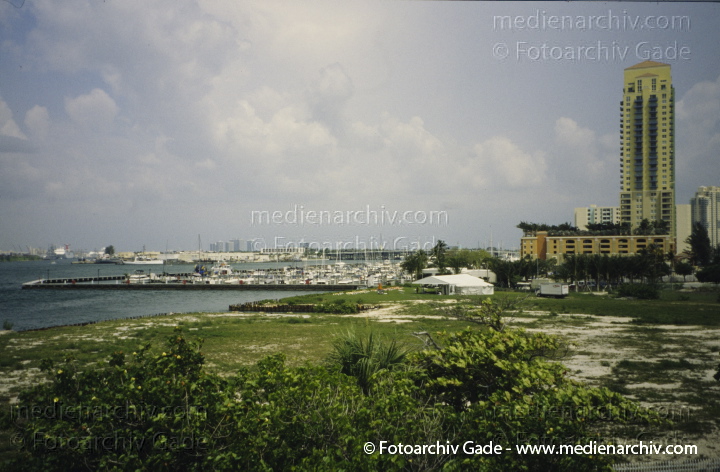 USA. Florida. Miami
2000. USA. Florida. Miami
Schlüsselwörter: 2000;Amerika;Atlantik;Florida;Hochhaus;Meer;Miami;Nordamerika;USA