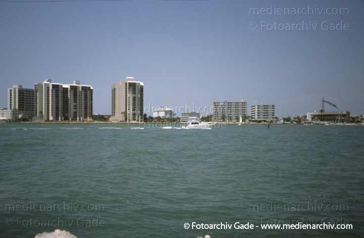 USA. Florida. Saint Petersburg
2003. USA. Florida. Saint Petersburg
Schlüsselwörter: Florida;Nordamerika;United States of America;USA;Vereinigte Staaten;2003;Saint Petersburg
