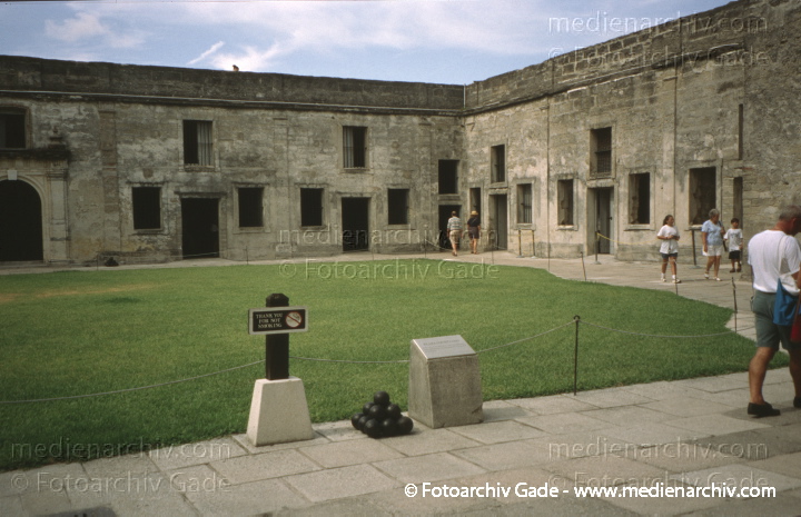 USA. Florida. Saint Augustine. St. Augustine
2000. USA. Florida. Saint Augustine. St. Augustine
Schlüsselwörter: Florida;Nordamerika;United States of America;USA;Vereinigte Staaten;2000;Saint Augustine;St. Augustine