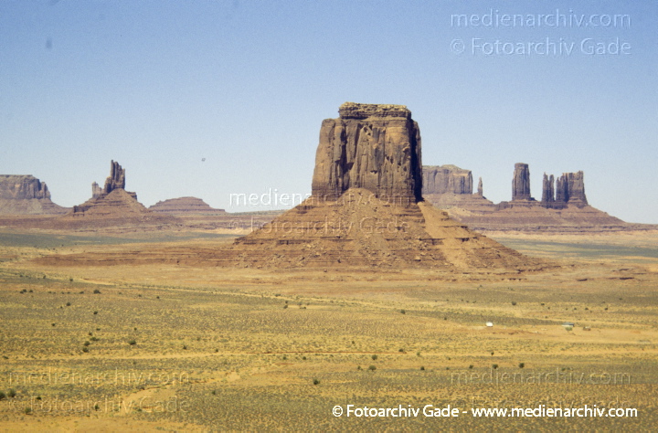 USA. Utah. Monument Valley. Wüste
2000. USA. Utah. Monument Valley. Wüste
Schlüsselwörter: 2000;Amerika;Monument Valley;Nordamerika;USA;Utah;Wüste