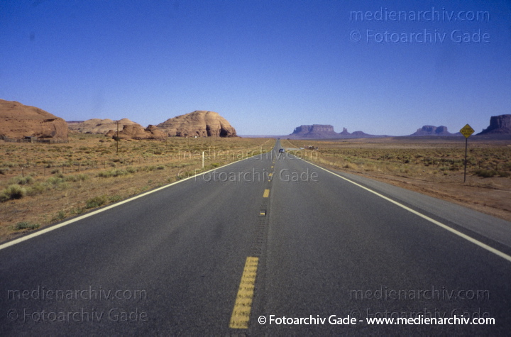 USA. Utah. Monument Valley. Wüste
2000. USA. Utah. Monument Valley. Wüste. Straße
Schlüsselwörter: 2000;Amerika;Monument Valley;Nordamerika;Straße;USA;Utah;Wüste