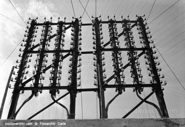 1932. Afrika. Stromleitungen an Isolatoren
1932. Afrika. Stromleitungen an Isolatoren
Schlüsselwörter: 1932;Africa;Afrika;Strom;Isolatoren;Stromleitungen