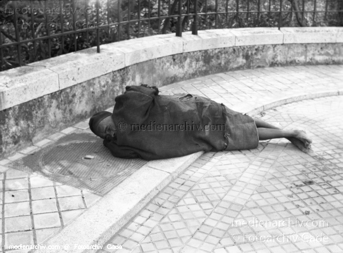 1932. Afrika
1932. Afrika.
Schlüsselwörter: 1932;Africa;Afrika