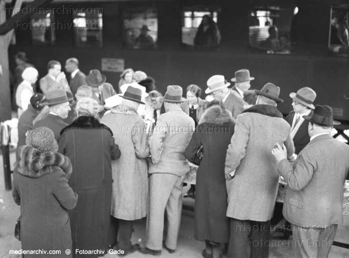 1932. Auf einem Bahnhof
1932. Auf einem Bahnsteig. Vor dem Eisenbahnwaggon steht ein langer Tisch mit Tassen. Die Menschen haben Tassen in der Hand. Am Zug steht unscharf 'Nichtraucher'
Schlüsselwörter: 1932;Africa;Afrika;Bahnhof;Eisenbahn;Fahrgäste