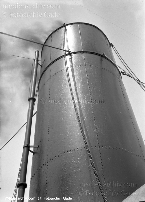 1932. Afrika
1932. Afrika. Mittelmeer. Schiff. Schornstein
Schlüsselwörter: 1932;Africa;Afrika;Schiff;Schornstein