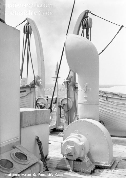 1932. Afrika
1932. Afrika. Mittelmeer. Schiff
Schlüsselwörter: 1932;Africa;Afrika;Schiff