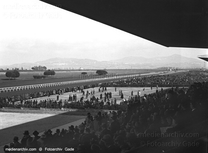 1932. Afrika
1932. Afrika.
Schlüsselwörter: 1932;Africa;Afrika