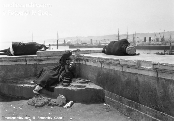 1932. Afrika. Algerien. Algier
1932. Afrika. Algerien. Algier - Africa. Algeria. Algiers - Hafen. Schlafende Männer auf einer Mauer. Hinten sind Schiffe
Schlüsselwörter: 1932;Africa;Afrika;Algeria;Algerien;Algier;Algiers;Hafen;Schiffe