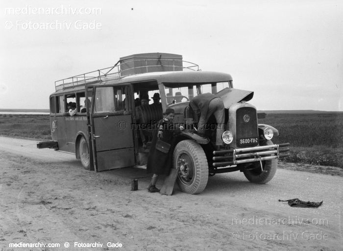 1932. Afrika
1932. Afrika. Tunesien. Reparaturen an einem Autobus
Schlüsselwörter: 1932;Africa;Afrika;Autobus;Tunesien