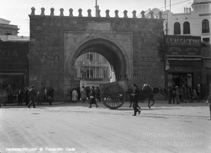 1932. Afrika. Tunesien. Tunis
1932. Afrika. Tunesien. Tunis - Africa. Tunisia - Stadttor von Tunesien. Bab El Bhar in der Altstadt Medina
Schlüsselwörter: 1932;Africa;Afrika;Bab El Bhar;Gate;Stadttor;Tunesien;Tunis;Tunisia
