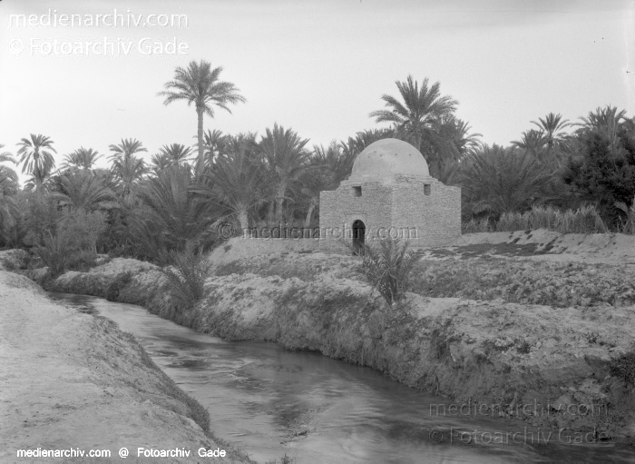 1932. Afrika. Tunesien Nefta
1932. Afrika. Tunesien - Africa. Tunisia - Nefta. Oase
Schlüsselwörter: 1932;Africa;Afrika;Nefta;Oase;Tunesien;Tunisia;Wasser