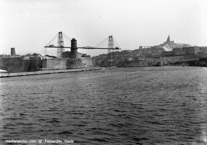 1932. Frankreich.  Marseille 
1932. Frankreich.  Provence-Alpes-Côte dAzur. Marseille. Hafenstadt am Golfe du Lion, einer Mittelmeerbucht.  Le Pont à Transbordeur. Schwebebrücke am Hafen. (1905 - 1944) 
Schlüsselwörter: 1932;Frankreich;Marseille;Provence-Alpes-Côte dAzur;Hafenstadt;France