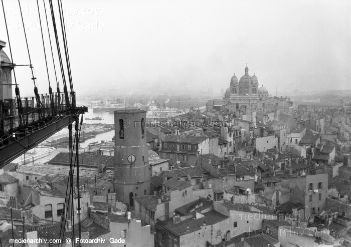 1932. Frankreich.  Marseille. Le Pont à Transbordeur. Schwebebrücke.
1932. Frankreich.  Provence-Alpes-Côte dAzur. Marseille. Hafenstadt am Golfe du Lion, einer Mittelmeerbucht.  Blick von dem Le Pont à Transbordeur. Schwebebrücke am Hafen. (1905 - 1944) 
Schlüsselwörter: 1932;Frankreich;Marseille;Provence-Alpes-Côte dAzur;Hafenstadt;France;Schwebebrücke