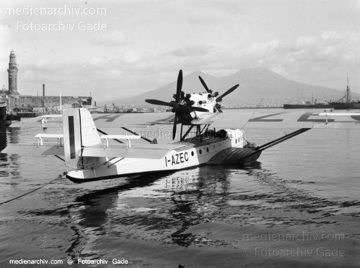 1932. Frankreich. Marseille. Dornier Wal Wasserflugzeug
1932. Frankreich.  Provence-Alpes-Côte dAzur. Marseille. Hafenstadt am Golfe du Lion, einer Mittelmeerbucht.  Dornier Wal Wasserflugzeug. I-AZEC. Das Flugzeug wurde aufgrund der Nachkriegsbestimmungen, die einen Bau in Deutschland nicht zuließen, in Italien montiert und 1930 zugelassen. Es flog die Route: Genua - Marseille - Barcelona - Los Alcazares - Gibraltar 
Schlüsselwörter: 1932;Frankreich;Marseille;Provence-Alpes-Côte dAzur;Hafenstadt;France;Dornier Wal;Dornier;Wasserflugzeug;Hafen