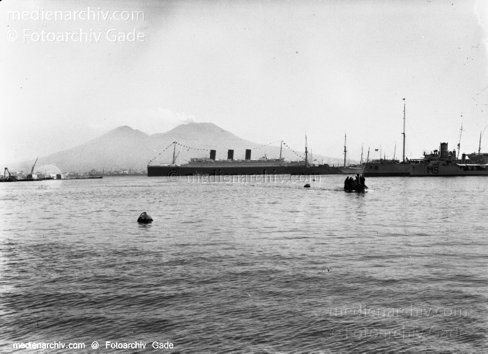 1932. Frankreich. Marseille. Hafen. Schiffe
1932. Frankreich.  Provence-Alpes-Côte dAzur. Marseille. Hafenstadt am Golfe du Lion, einer Mittelmeerbucht.  Hafen. Schiffe. 
Schlüsselwörter: 1932;Frankreich;Marseille;Provence-Alpes-Côte dAzur;Hafenstadt;France;Hafen;Schiffe