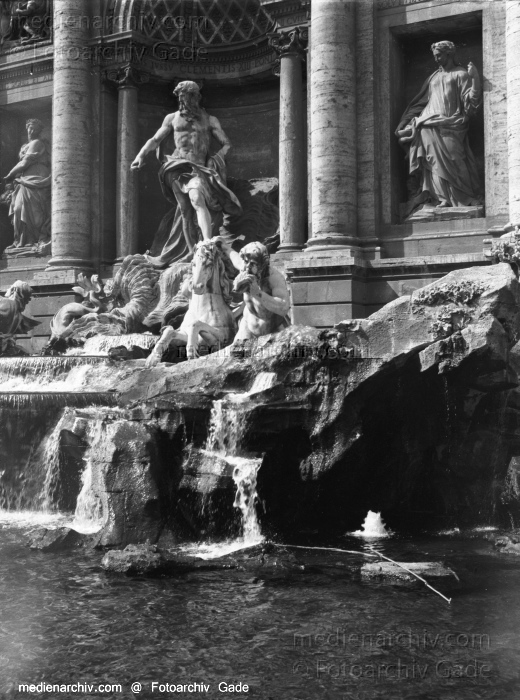 1932. Italien. Rom. Vatikanstadt. Petersplatz
1932. Italien. Region Latium. Rom.  Staat Vatikanstadt. Statuen am Trevi-Brunnen
Schlüsselwörter: 1932;Rom;Italien;Italy;Vatikanstadt;Petersplatz;Trevi-Brunnen
