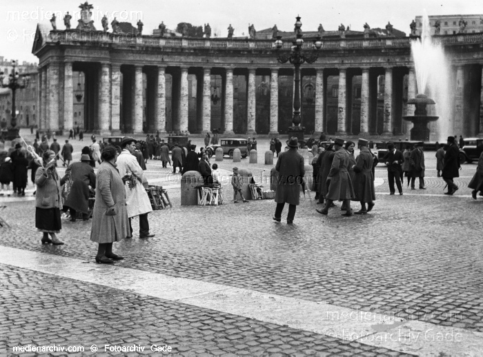 1932. Italien. Rom. Vatikanstadt. Petersplatz
1932. Italien. Region Latium. Rom.  Staat Vatikanstadt,  Enklave innerhalb von Rom. Petersplatz 
Schlüsselwörter: 1932;Rom;Italien;Italy;Vatikanstadt;Petersplatz