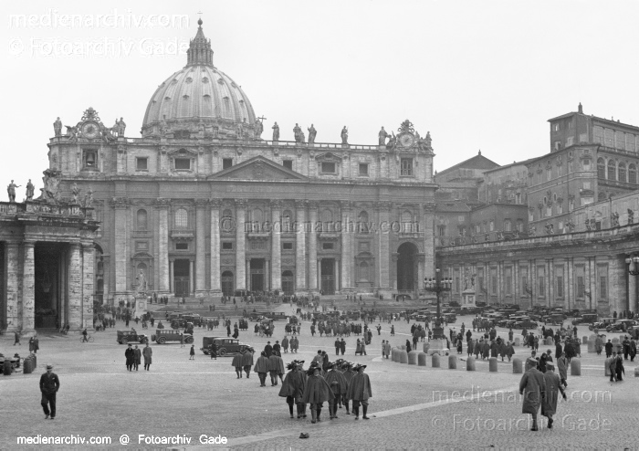 1932. Italien. Rom. Vatikanstadt. Petersplatz
1932. Italien. Region Latium. Rom.  Staat Vatikanstadt,  Enklave innerhalb von Rom. Petersplatz 
Schlüsselwörter: 1932;Italien;Italy;Petersplatz;Rom;Vatikanstadt