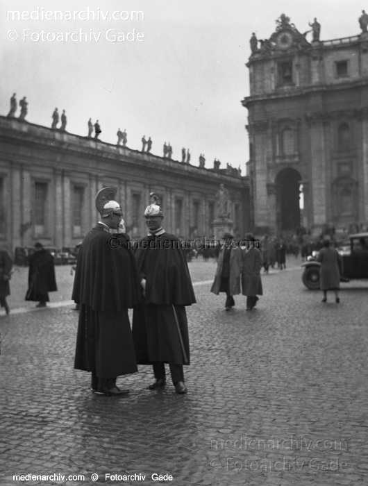 1932. Italien. Rom. Vatikanstadt. Petersplatz
1932. Italien. Region Latium. Rom.  Staat Vatikanstadt,  Enklave innerhalb von Rom. Petersplatz 
Schlüsselwörter: 1932;Rom;Italien;Italy;Vatikanstadt;Petersplatz