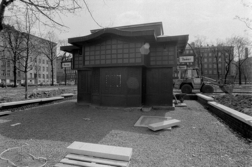 Berlin. Arkonaplatz
April 1994. Berlin. Mitte. Arkonaplatz
Schlüsselwörter: Arkonaplatz;Berlin;Deutschland;Germany;1994;Mitte