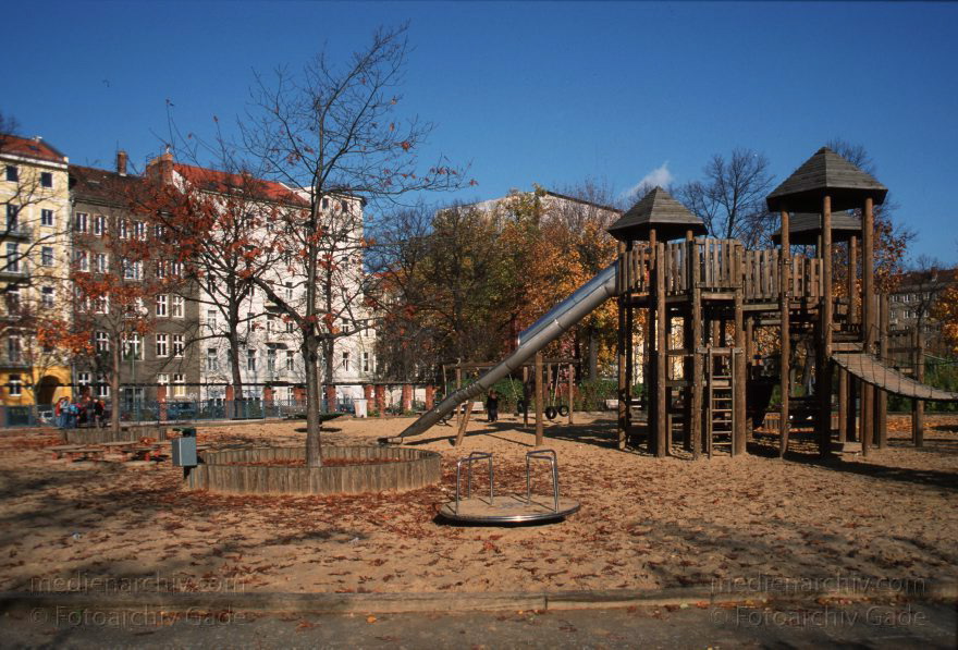 Berlin. Arkonaplatz.
November 1999. Berlin. Mitte. Arkonaplatz.
Schlüsselwörter: Arkonaplatz;Berlin;Deutschland;Germany;Mitte;1999;Spielplatz