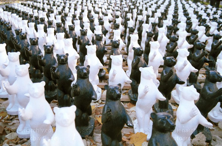 Berlin. Bären Parade. Unter den Linden
November 2000. Berlin. Mitte. Freiluftausstellung Bären Parade. Unter den Linden
Schlüsselwörter: Baeren Parade;Berlin;Bärenparade;Deutschland;Germany;Mitte;2000;Unter den Linden