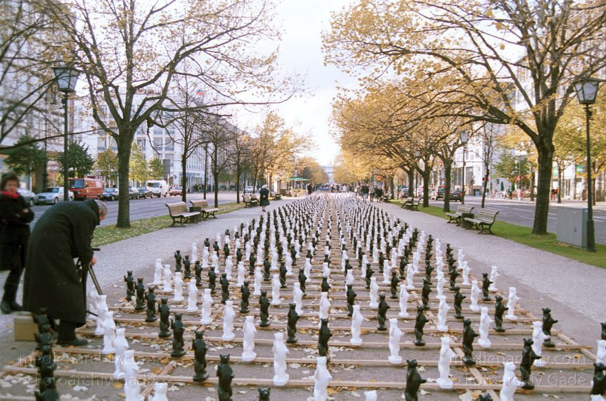 Berlin. Bären Parade. Unter den Linden
November 2000. Berlin. Mitte. Freiluftausstellung Bären Parade. Unter den Linden
Schlüsselwörter: Baeren Parade;Berlin;Bärenparade;Deutschland;Germany;Mitte;2000;Unter den Linden
