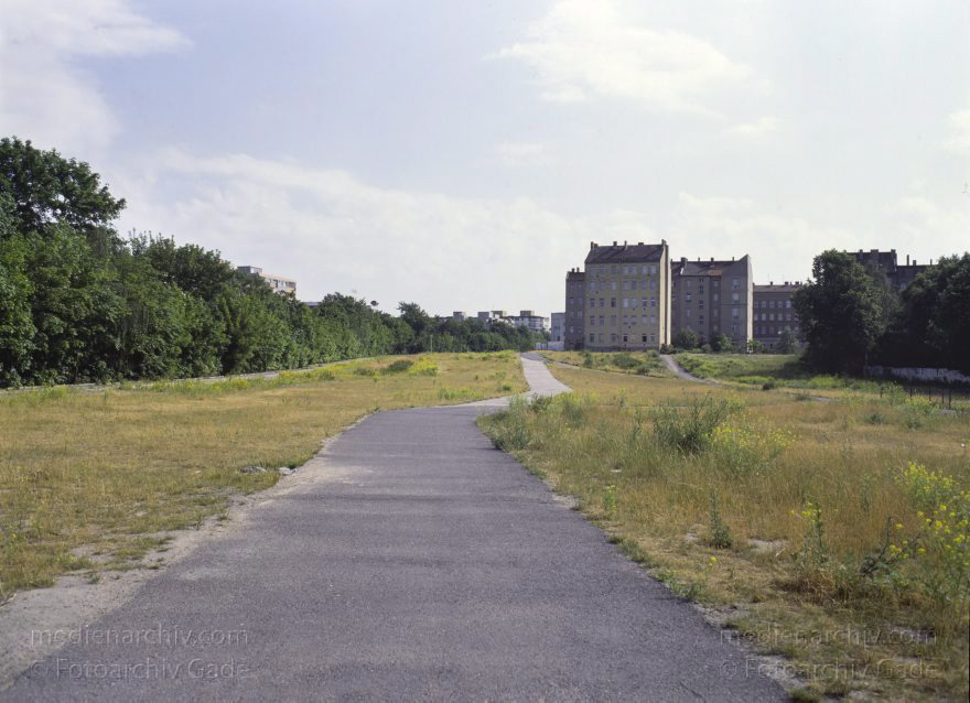 Berlin. Ehemaliger Mauerstreifen an der Bernauer Straße
18. 6. 1992. Berlin. Mitte. Ehemaliger Mauerstreifen der Berliner Mauer an der Bernauer Straße. Ehemalige Grenze zwischen Ostberlin und Westberlin.
Schlüsselwörter: Berlin;Bernauer Straße;Germany;Grenze;Mauerstreifen;1992;Mitte