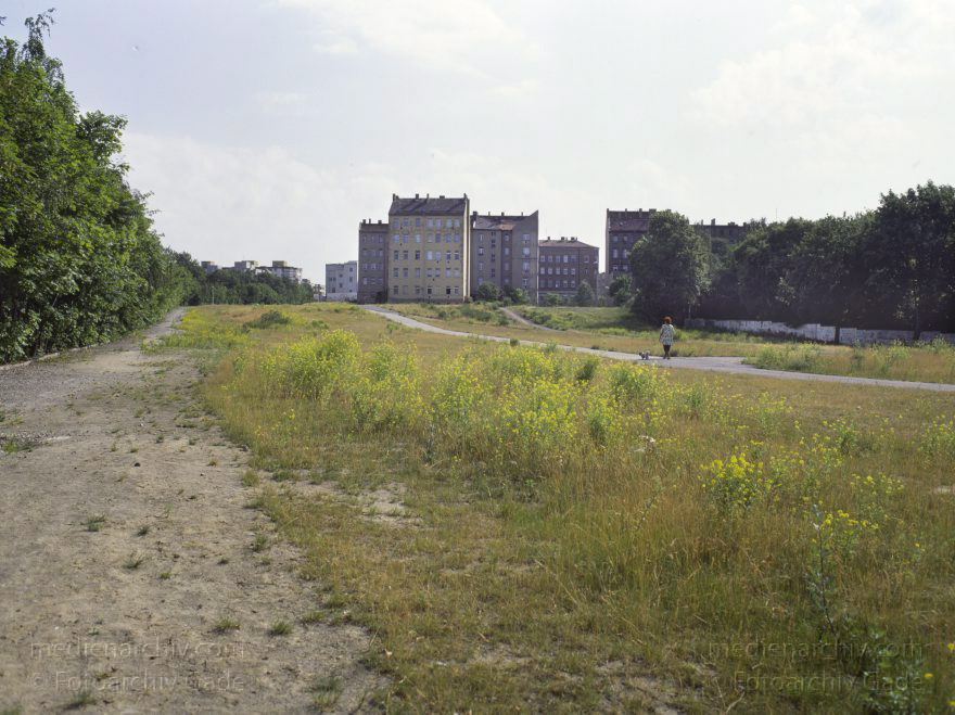 Berlin. Ehemaliger Mauerstreifen an der Bernauer Straße
18. 6. 1992. Berlin. Mitte. Ehemaliger Mauerstreifen der Berliner Mauer an der Bernauer Straße. Ehemalige Grenze zwischen Ostberlin und Westberlin.
Schlüsselwörter: Berlin;Bernauer Straße;Germany;Grenze;Mauerstreifen;1992;Mitte