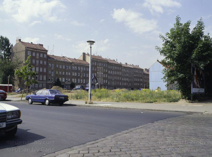 Berlin. Ehemaliger Mauerstreifen an der Bernauer Straße
18. 6. 1992. Berlin. Mitte. Ehemaliger Mauerstreifen der Berliner Mauer an der Bernauer Straße. Ehemalige Grenze zwischen Ostberlin und Westberlin. Swinemünder Straße
Schlüsselwörter: Berlin;Berlin Wall;Berliner Mauer;Bernauer Straße;DDR;GDR;Germany;Grenze;Mauerstreifen;Mitte;Ostberlin;1992;Swinemünder Straße
